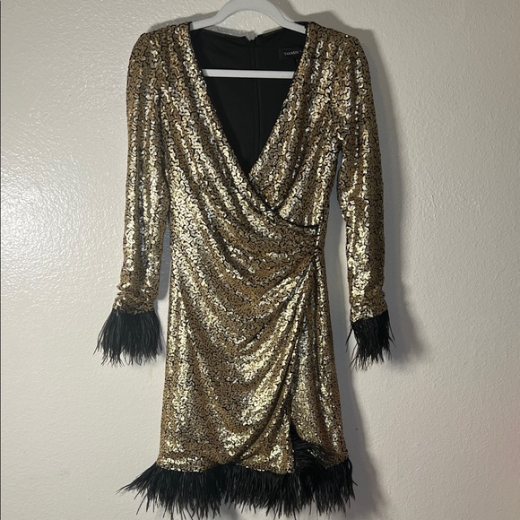 Tadashi Shoji Dresses & Skirts - Tadashi Shoji Gold Sequin Long Sleeve Dress